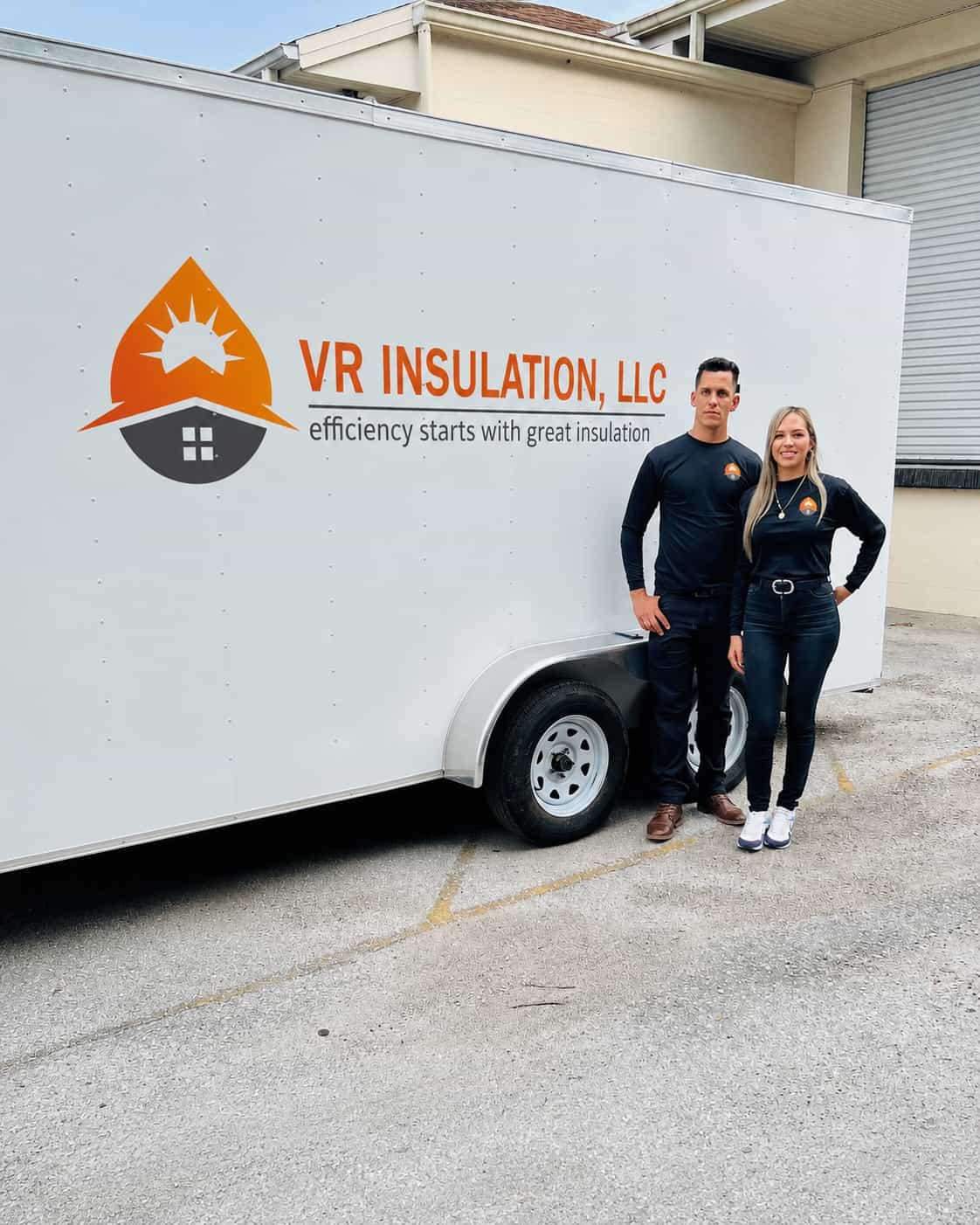 Los fundadores de VR Insulation junto al remolque rotulado de la empresa