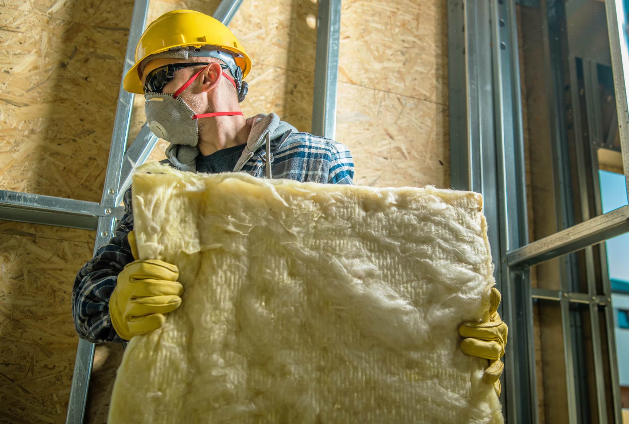 El equipo de VR Insulation frente al cartel de la empresa con sus servicios