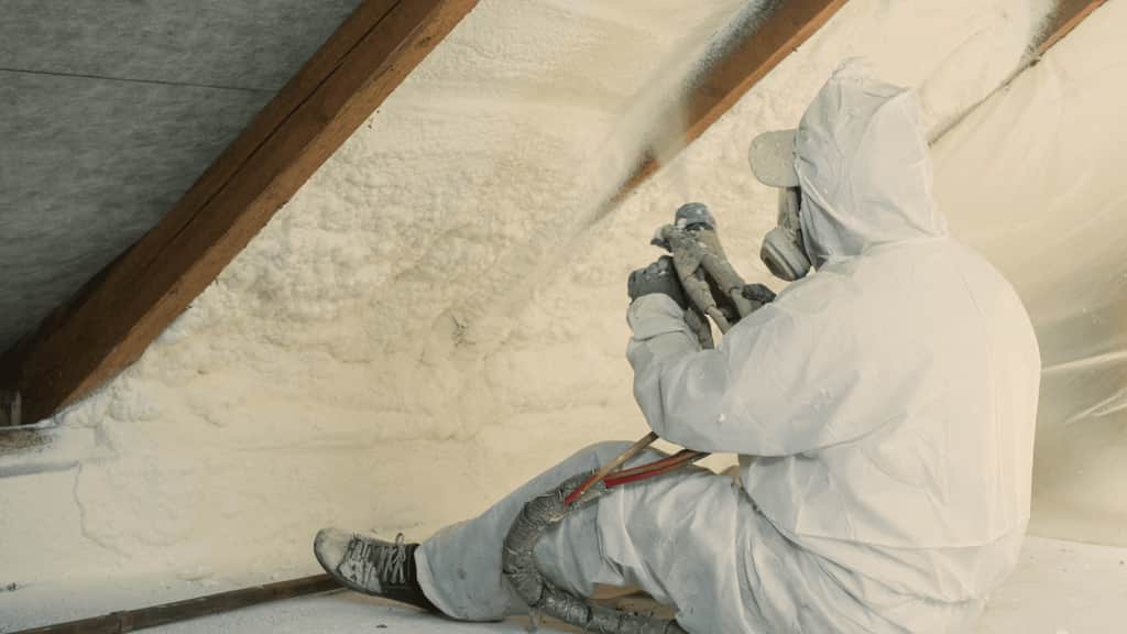 Técnico de VR Insulation aplicando espuma de poliuretano en un ático