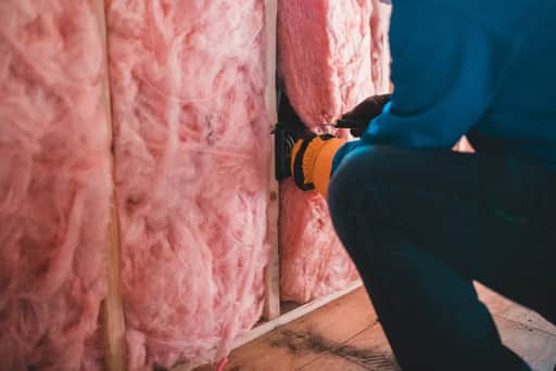 Aislamiento colocado en la cavidad de una pared en un trabajo de Tampa Bay